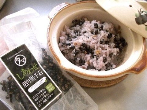 １人用土鍋で煎り黒千石豆の豆ごはん